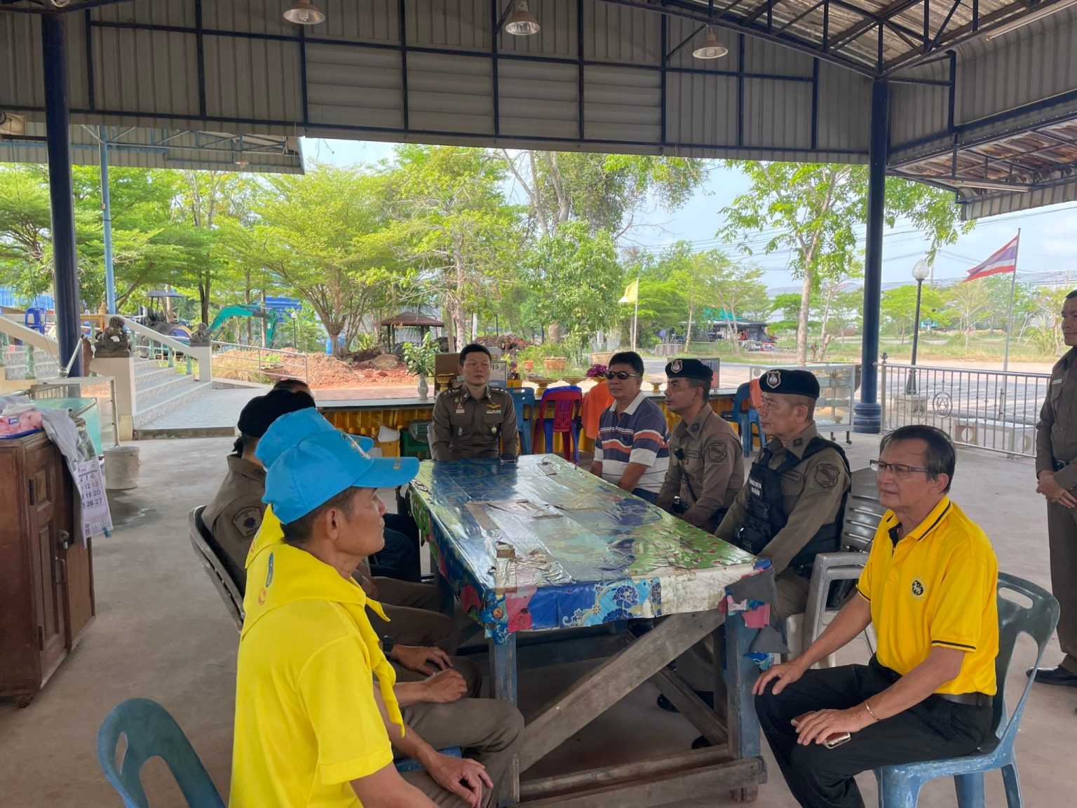 LINE_ALBUM_มอบสิ่งของ ม.4 บางน้ำวน_๒๔๐๔๐๕_21